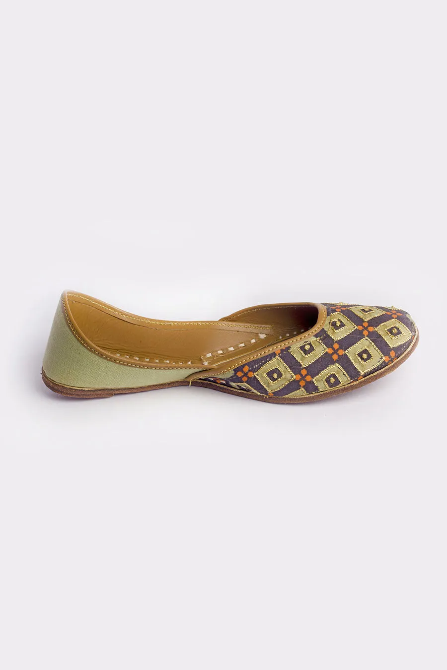 Bun Phool - Zari Embroidered Jutti